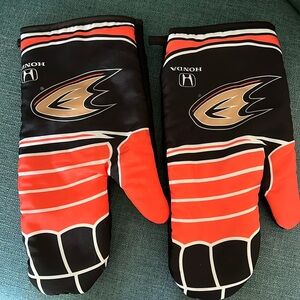 Ducks BBQ mitts.